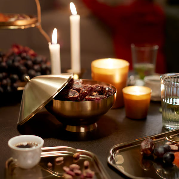 وعاء تقديم بغطاء، لون ذهبي